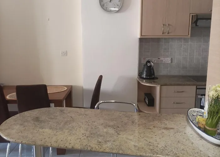 Queens Garden By Kings Mall *