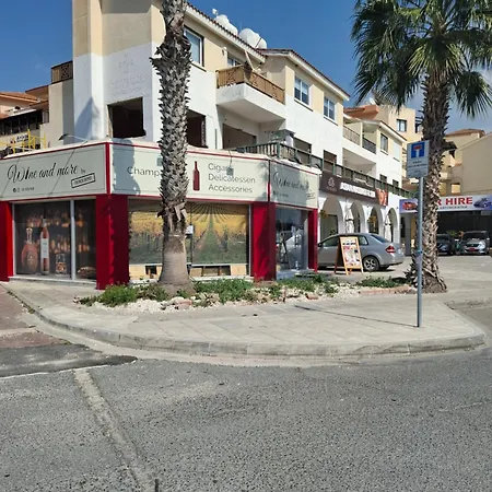 Queens Garden By Kings Mall Апартаменты *