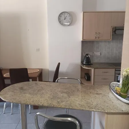 Queens Garden By Kings Mall *